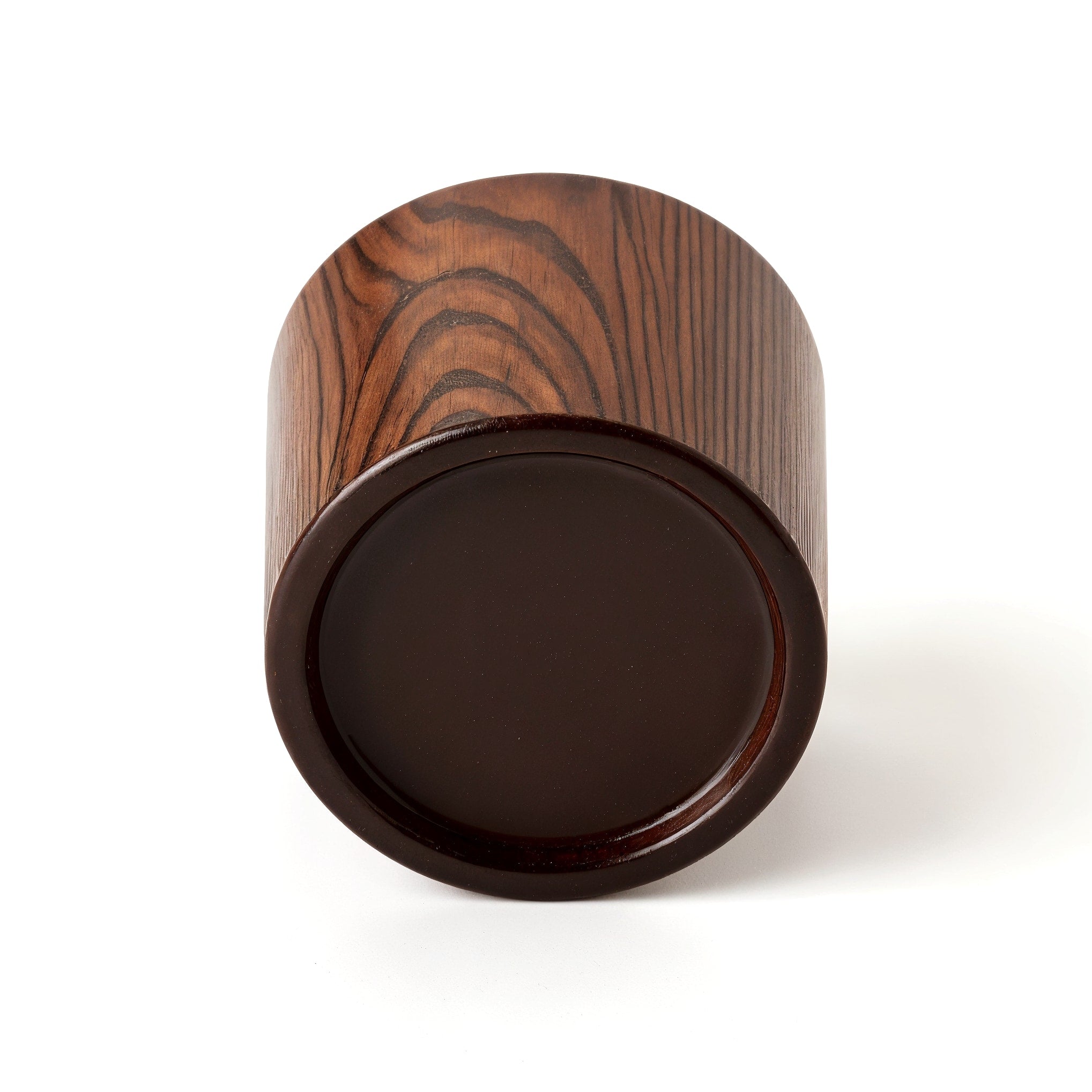 Naldony Sandalwood Serenity Soy Candle — Close-up of the wooden grain pattern on the jar