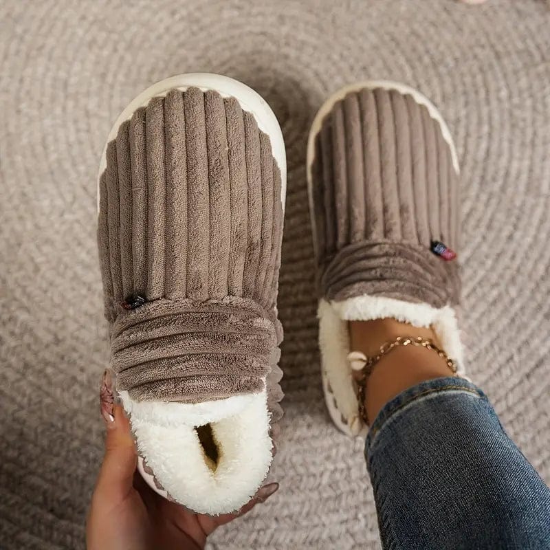 Closed-back winter slippers in ribbed fabric with fleece lining