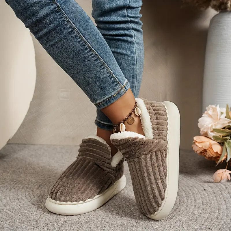 Closed-back winter slippers in ribbed fabric with fleece lining
