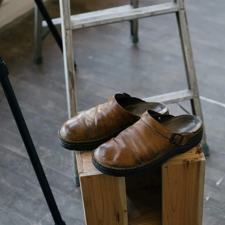 Closed toe leather-look clogs with buckle strap