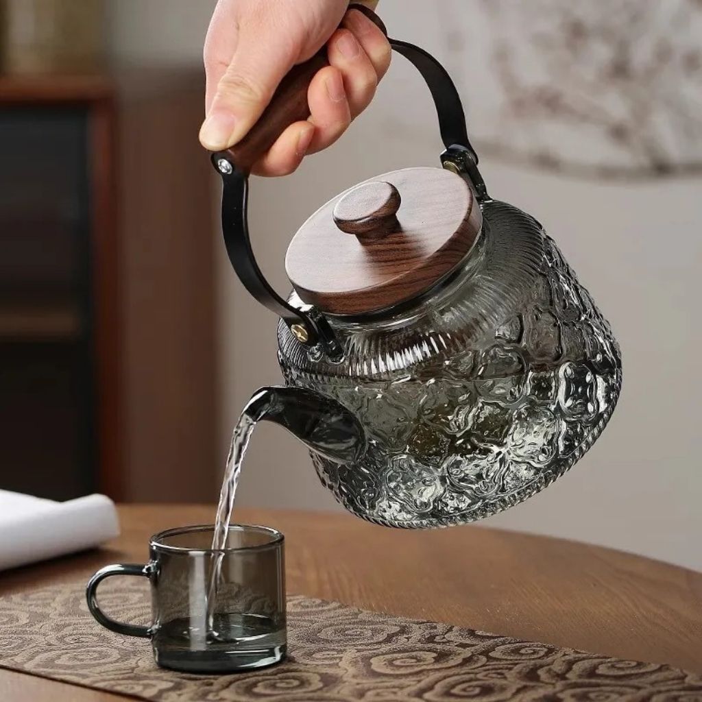 Glass Teapot with Infuser – 1 Litre Borosilicate Kettle, Heat-Resistant, Wooden Handle